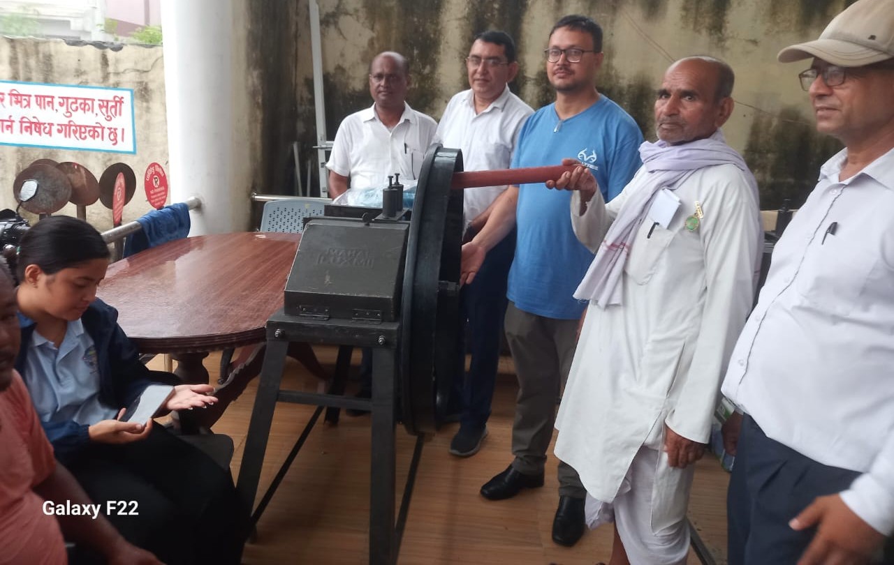 महानगरद्वारा पशुपालक कृषक समूहलाई च्याप कटर वितरण