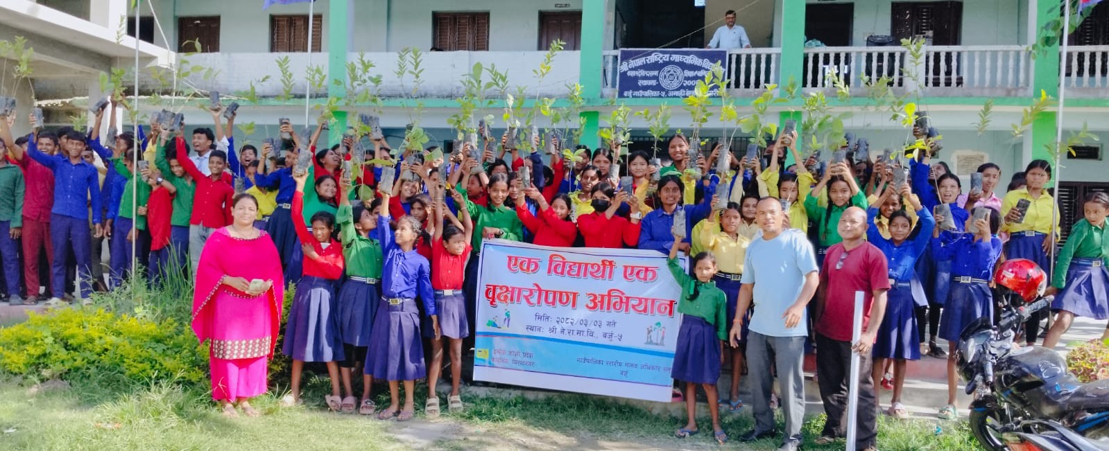 इन्सेकको एक विद्यार्थी, एक वृक्षारोपण अभियान